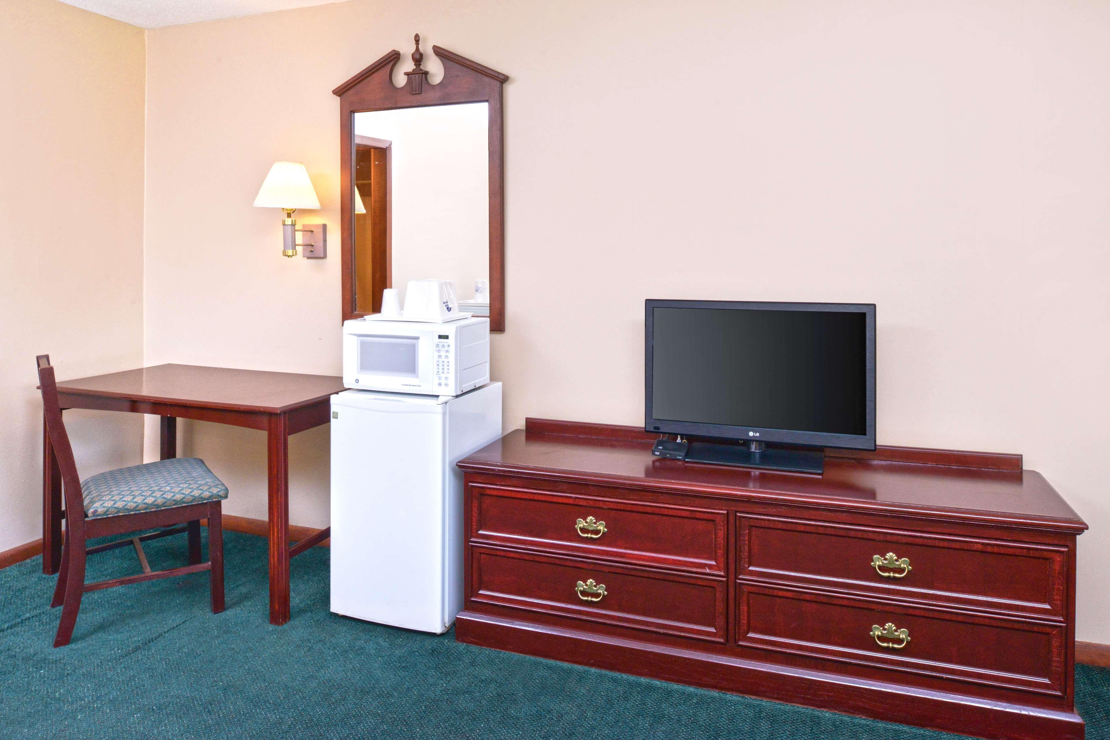 Americas Best Value Inn Plattsburgh Exterior foto