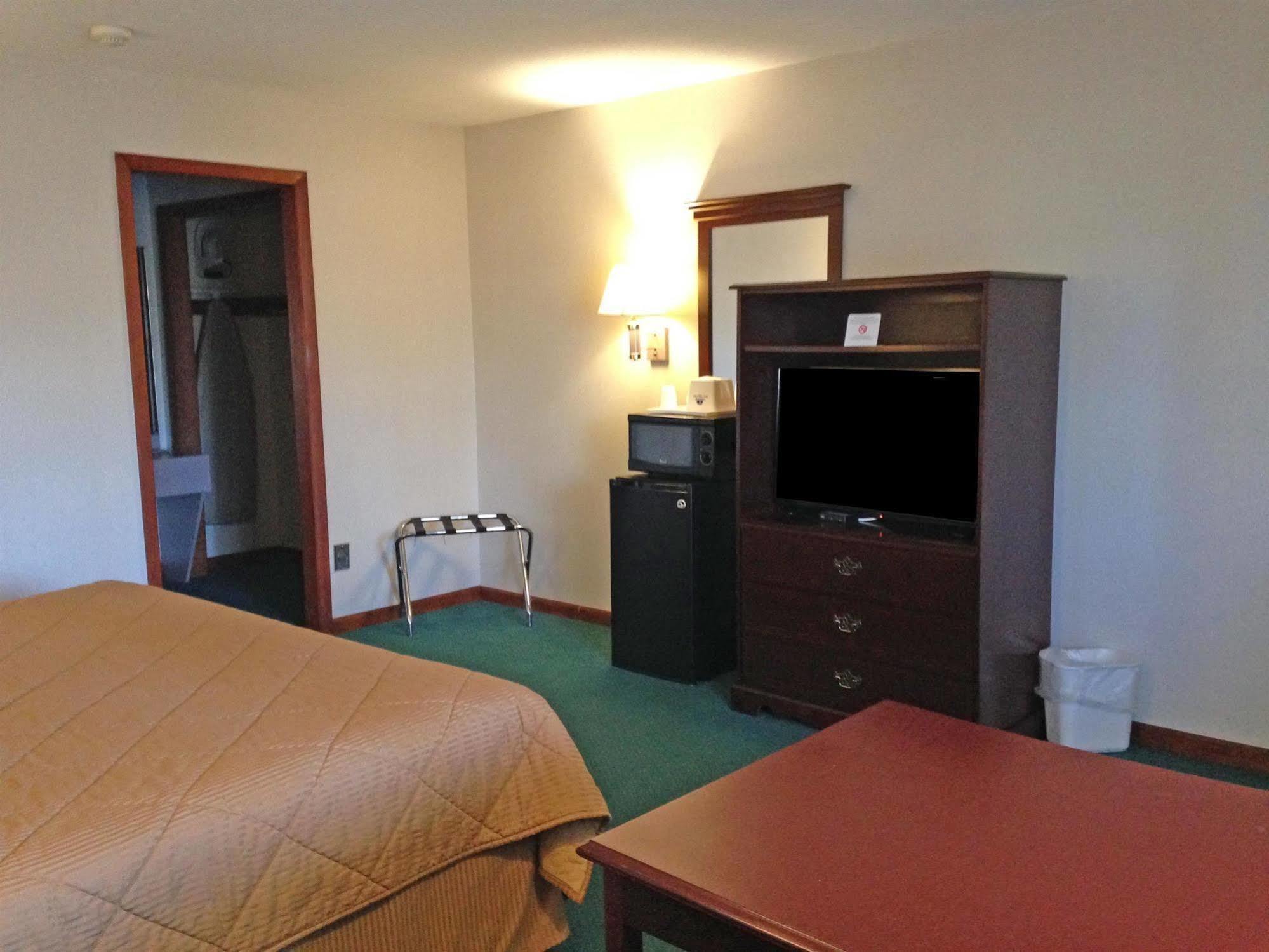 Americas Best Value Inn Plattsburgh Exterior foto