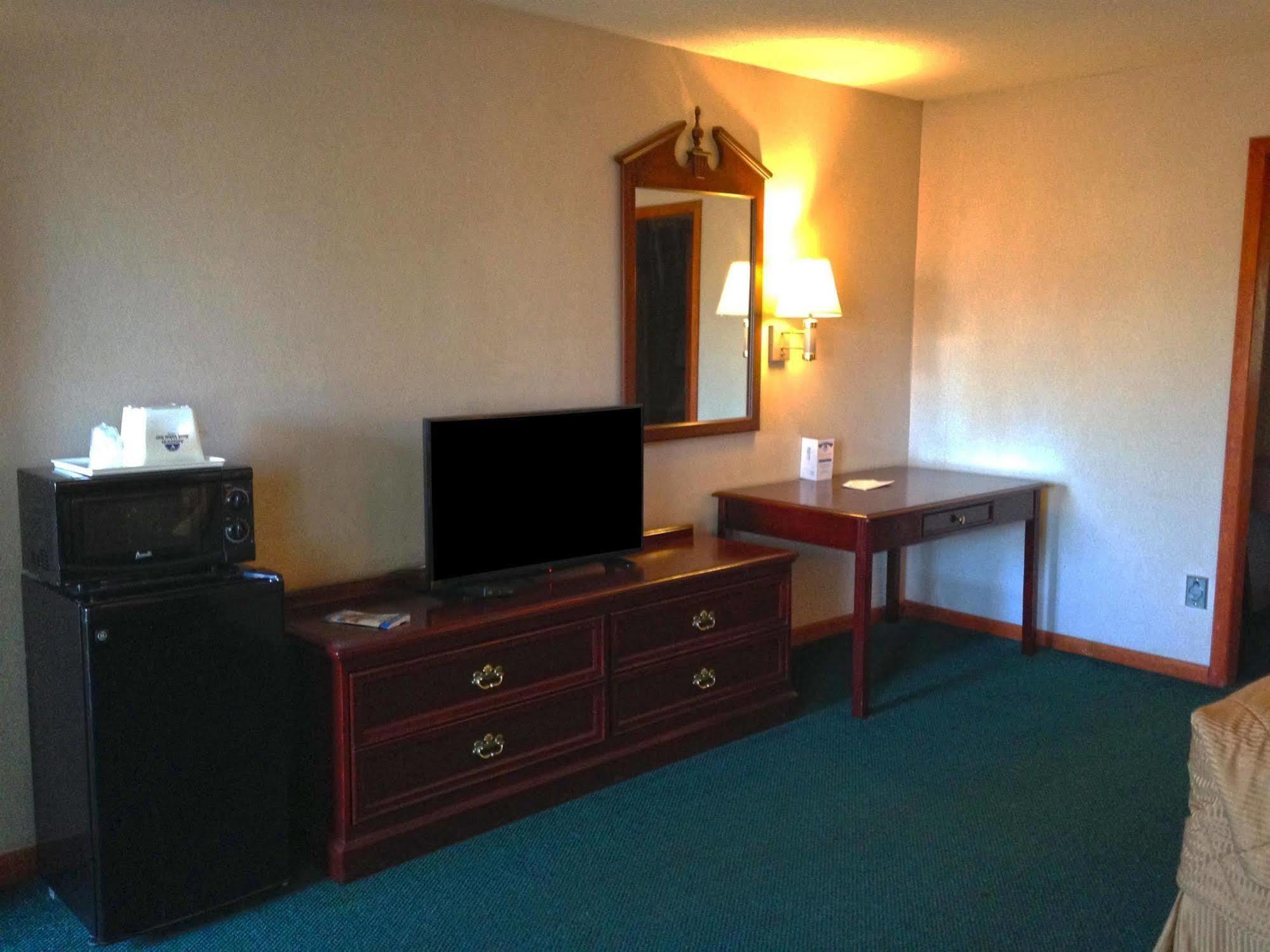 Americas Best Value Inn Plattsburgh Exterior foto